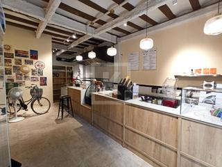 Traspàs Local Comercial a Vila de Gràcia. Traspaso de local con obrador y salida de humos en vila de gràci