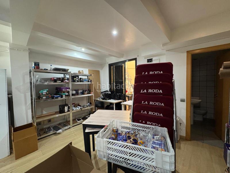 Foto 2ff01b2e-e9eb-4061-bbdd-02804e6c7327. Traspaso local comercial traspaso de negocio de kebab operativo con licencia c2 salida de humos en Barcelona