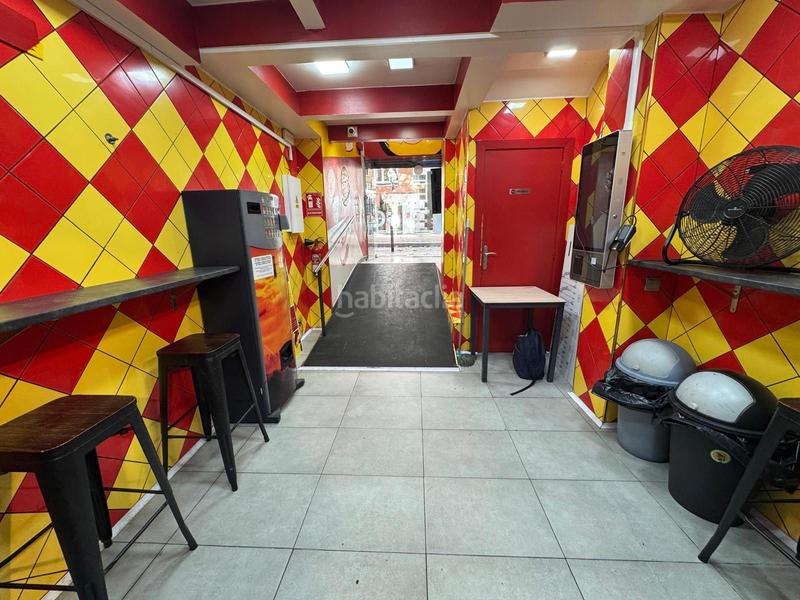 Foto 383199da-e48b-4ad7-8201-67d5fd8f7f61. Traspaso local comercial traspaso de negocio de kebab operativo con licencia c2 salida de humos en Barcelona