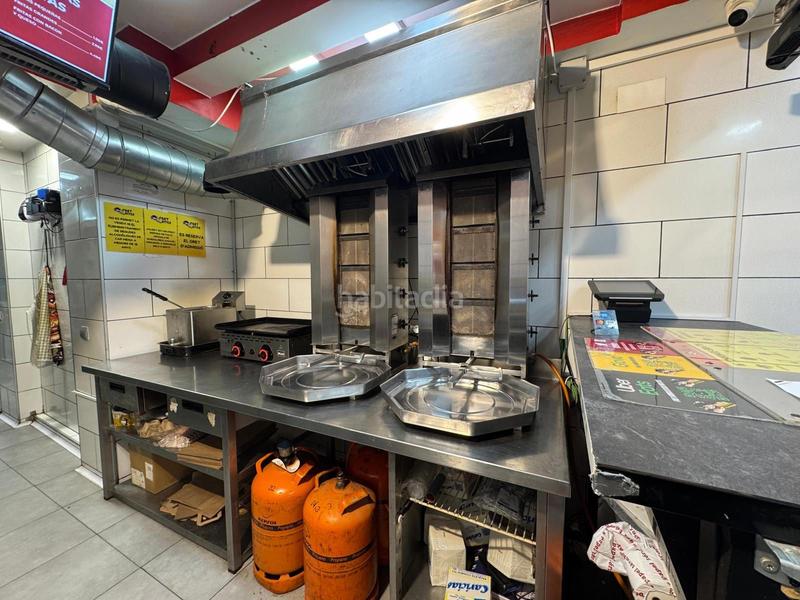 Foto 5f1ac2ae-922f-436b-af37-c915ba3a44ef. Traspaso local comercial traspaso de negocio de kebab operativo con licencia c2 salida de humos en Barcelona
