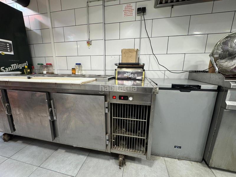 Foto 6cef4f73-e7fb-465e-8c4a-c8fece1634da. Traspaso local comercial traspaso de negocio de kebab operativo con licencia c2 salida de humos en Barcelona