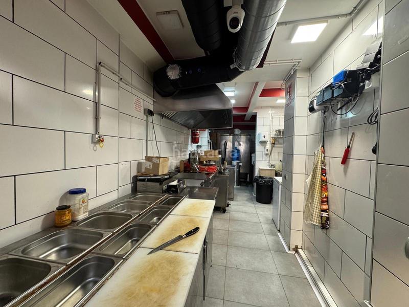 Foto 7474a20c-d684-4b6d-a29b-53bbb3542edb. Traspaso local comercial traspaso de negocio de kebab operativo con licencia c2 salida de humos en Barcelona