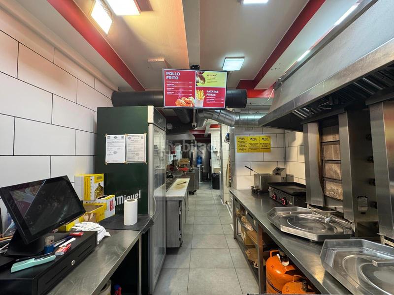 Foto 7bf79ef7-747e-485c-8e59-3dd701d992e0. Traspaso local comercial traspaso de negocio de kebab operativo con licencia c2 salida de humos en Barcelona