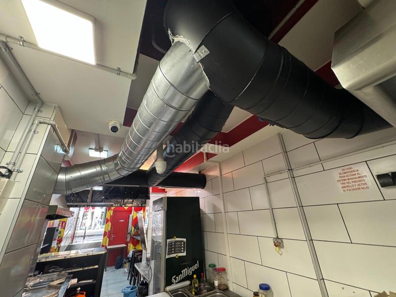 Foto c1e1faef-d44e-43c6-a2f0-0c8ce33e4817. Traspaso local comercial traspaso de negocio de kebab operativo con licencia c2 salida de humos en Barcelona