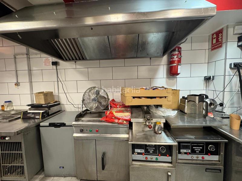 Foto db73ee0a-8958-4c14-ab9b-566f3e6ef656. Traspaso local comercial traspaso de negocio de kebab operativo con licencia c2 salida de humos en Barcelona