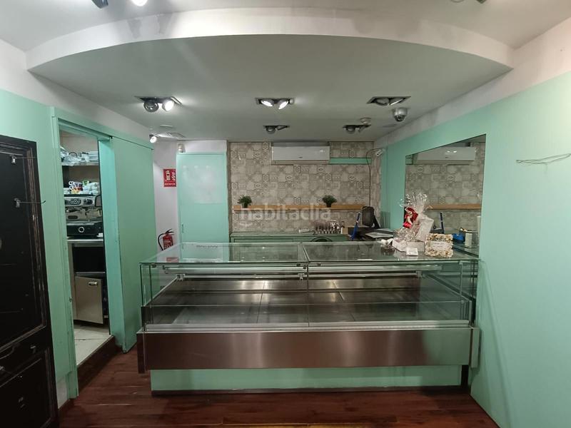 Foto c569cc02-af45-4846-a6d2-57e133e0d99e. Traspaso local comercial obrador de pastelería con venta directa salida de humos en traspaso en Barcelona