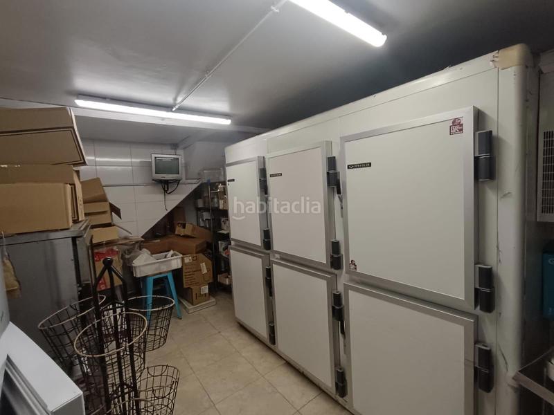 Foto daf37ffa-940f-4b53-a3ce-55b48a583075. Traspaso local comercial obrador de pastelería con venta directa salida de humos en traspaso en Barcelona