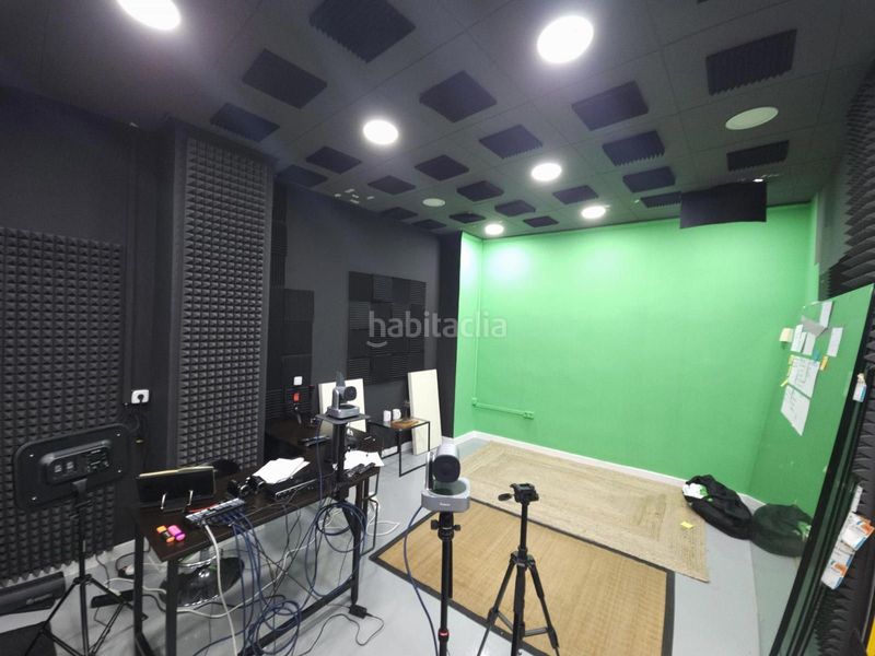 Foto b2c6de04-3b4d-4d12-b4f2-8973dc3a3ae2. Local comercial a El Pedró Cornellà de Llobregat
