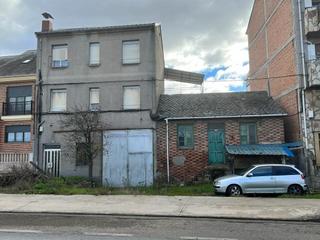 Edifici a Flores de Sil - La Placa. Se vende edificio de 2 pisos , bajo y finca