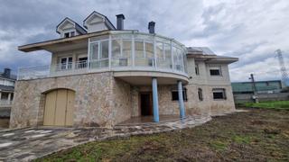 Chalet à Carracedelo. Se vende chalet en carracedelo