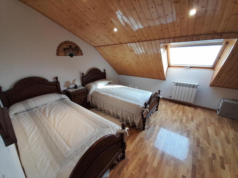 Foto 1c241add-797c-4728-ae6a-31e72ce082ff. Casa adossada amb calefacció aparcament a Cuatro Vientos Ponferrada