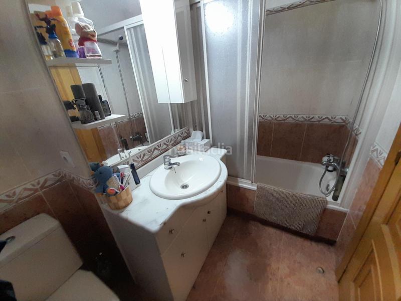 Foto c64cbd8b-0ca4-4a64-a00f-f15ad45dbf9b. Casa adossada amb calefacció aparcament a Cuatro Vientos Ponferrada