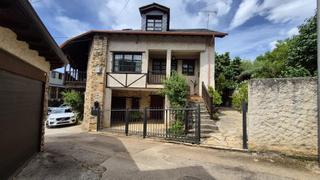 Chalet à Área Rural Sur. Se vende casa de piedra seminueva en rimor