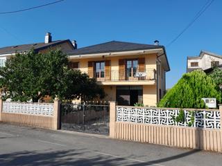 Chalet à Villafranca del Bierzo. Chalet independiente con jardín y terreno en vilela. villafranca