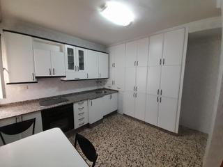 Piso en Zona Alta. Piso de 4 habitaciones en calle colombia. ponferrada