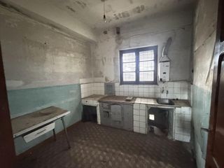 Casa a Calle del pozo de la mata 25. Se vende casa de piedra para reformar en cubillos del sil