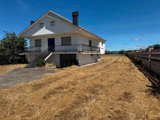 Xalet a Cuatro Vientos. Chalet independiente en fuentesnuevas  ponferrada