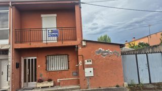Casa a Cuatro Vientos. Se vende casa con patio en fuentesnuvas ponferrada