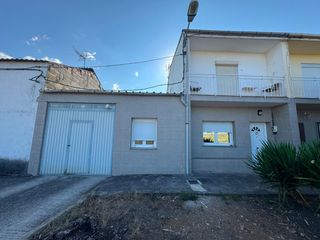 Reihenhaus  Escuelas-pb 1. Se vende adosado en posada del bierzo, mas una finca urbana de 3
