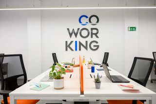 Lloguer Oficina en Carrer travesseres 43. Alquiler de despachos y mesas de trabajo, directamente de la pro