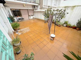 Maison jumelée à Centre. Casa local + piso con un vecino encima.