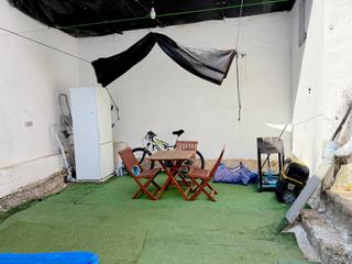 Casa aparellada a Ca nOriol. Casa  3 hab con patio y garaje. un vecino.