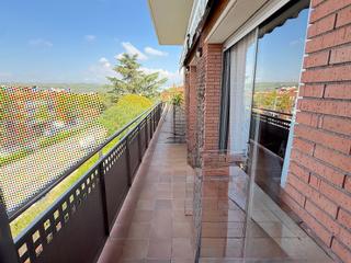 Dplex a Can Roses. Dplex grande can ross con terraza y parking.