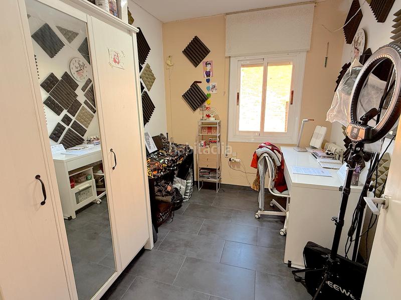 Foto 0a47ea88-ca5c-459a-97b0-3af595758b3c. Casa aparellada amb calefacció aparcament a Progrés Rubí