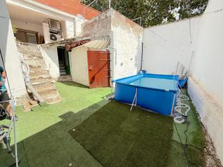 Maison à Ca n´Oriol. Casa 3 hab, patio 45m, garaje. con un vecino.