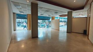 Location Local commercial à Avenida da habana 32. Alquiler gran local comercial en av. da habana