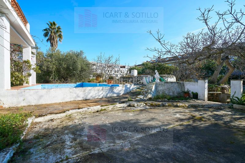 Foto 738b413c-0081-4000-9047-a30fe72eb728. Xalet amb piscina a Alcanar