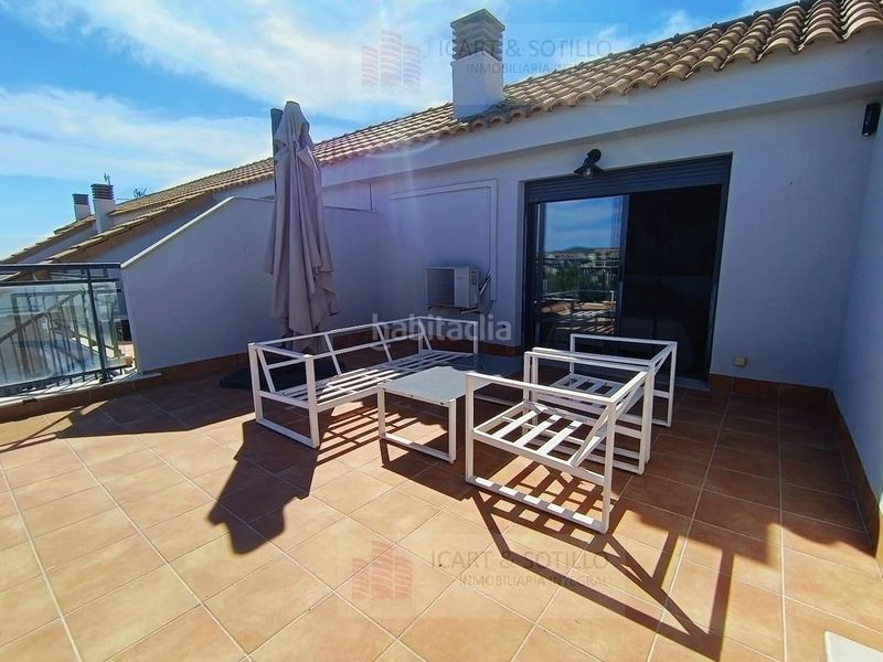 Foto 468e5a9d-5b06-41f6-86fe-efb59bcb3831. Location attique avec chauffage parking piscine dans San Jorge