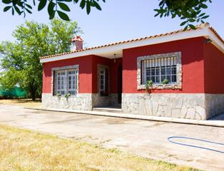 Xalet a Carmona. Chalet independiente de una sola planta