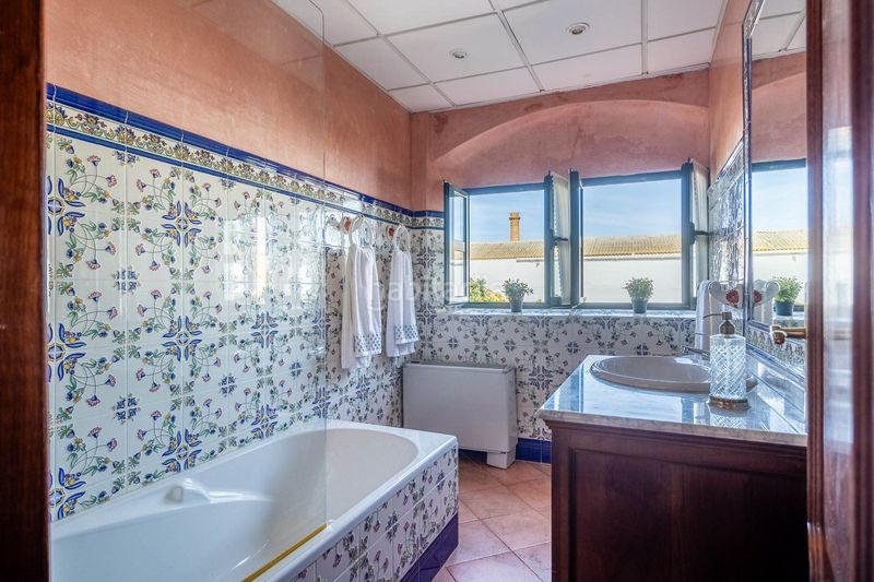 Foto bb8d1211-0c06-41c9-af7d-ec8d612fd444. Masia amb aparcament piscina a Carmona