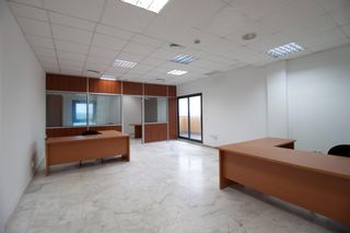 Affitto Ufficio in Calle industria 1. Eleva tu empresa al cielo del pisa oficina de diseño con terraza