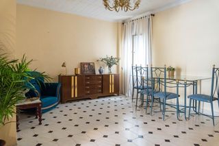 Casa a Morón de la Frontera. Espectacular casa con garaje y tres terrazas en plena plaza de l