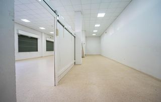 Geschäftsraum in Avenida constitucion 38. Bajada de precio, inversión  en alcalá del río, local 635 m2 con