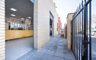Local Comercial en Avenida constitucion 38. Bajada de precio, inversión  en alcalá del río, local 635 m2 con