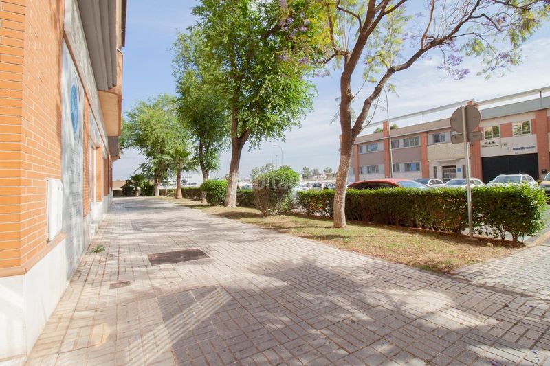 Foto 5cd9adf7-cadc-42e2-bf45-f68f3504ff47. Local comercial a calle eúfrates 14 a Parque Alcosa Sevilla