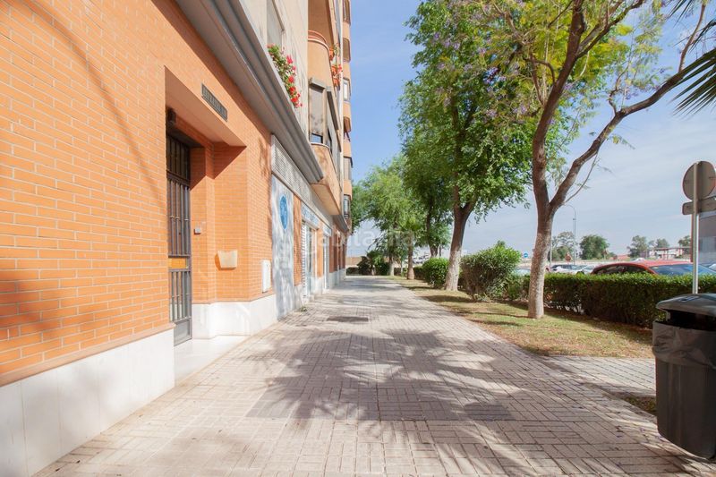 Foto f4d1f103-29e0-4f9a-bb23-2d1f6f5d3e5f. Local comercial a calle eúfrates 14 a Parque Alcosa Sevilla