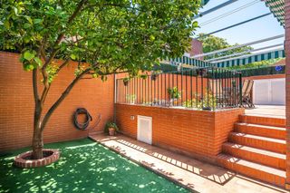 Casa  Calle luis fuentes bejarano. Chalet con encanto en parque este amplio patio, garaje directo y