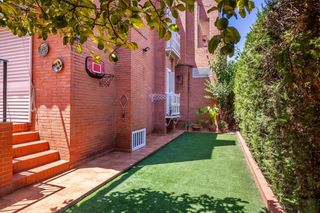 Casa  Calle luis fuentes bejarano. Chalet con encanto en parque este amplio patio, garaje directo y
