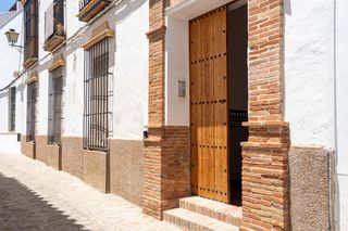 Piano terra  Calle julio cesar. Viva el encanto histórico de carmona. bajo con patio para reform