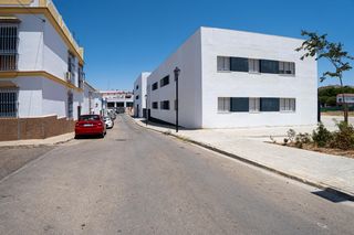 Planta baixa a Carmona. Oportunidad unica para invertir o vivir en carmona.