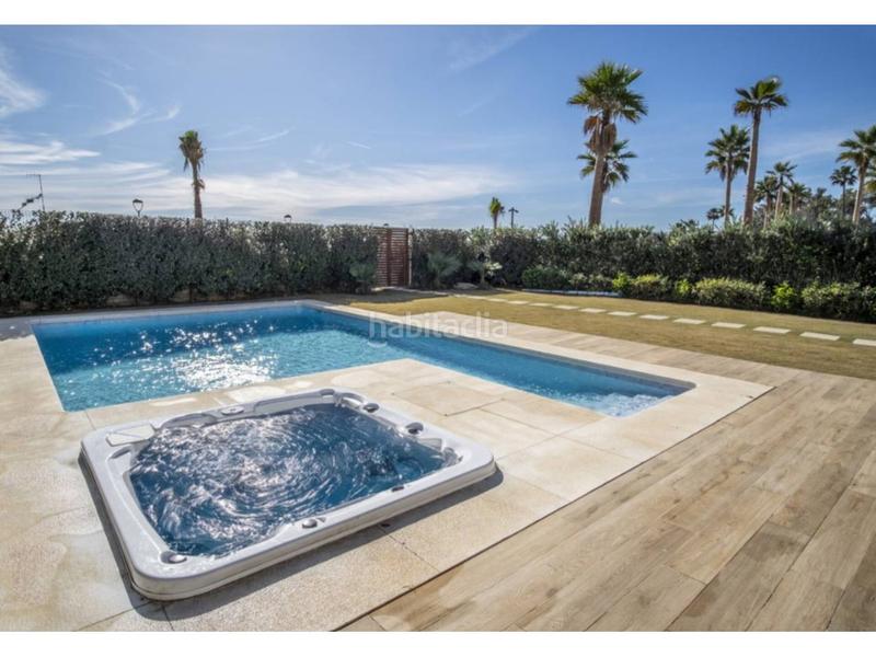 Foto b02b2b38-b141-4903-ad11-2cbb70969a41. Haus mit parking pool in El Velerín Estepona