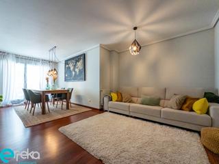 Pis a La Peña. Tres habitaciones con garaje directo.