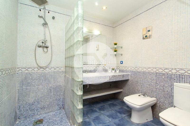 Foto 234600fd-908b-4580-b92f-775137be36d1. Casa con camino riscaldamento parcheggio piscina in Viladecans