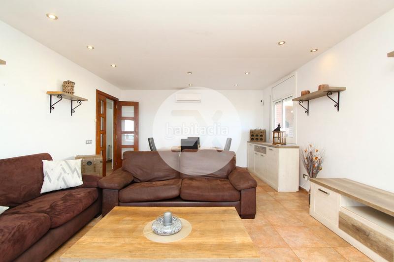 Foto 23dc4e9d-47d0-4de0-847e-1a2af0c5513f. Casa con camino riscaldamento parcheggio piscina in Viladecans