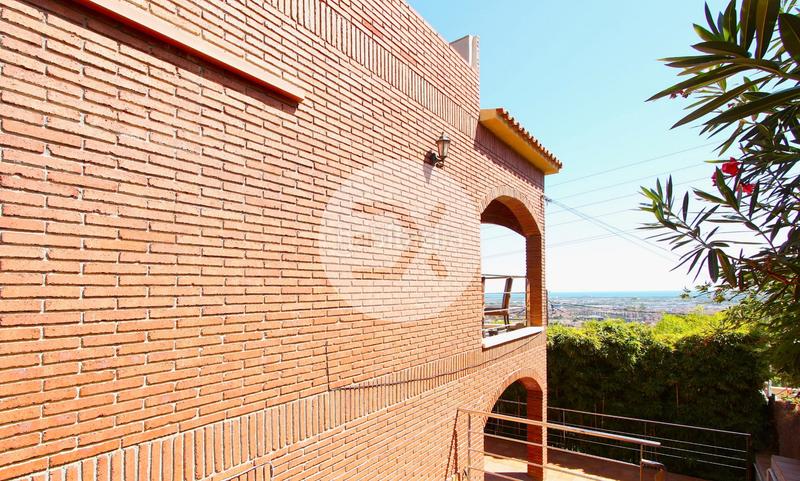 Foto 32dc8a25-a026-4c7f-adb8-a078f0dc7c7d. Casa con camino riscaldamento parcheggio piscina in Viladecans