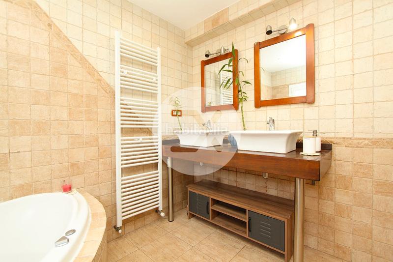 Foto 33c1a6fd-4fbe-400d-8ddd-b5f602f8423f. Casa con camino riscaldamento parcheggio piscina in Viladecans